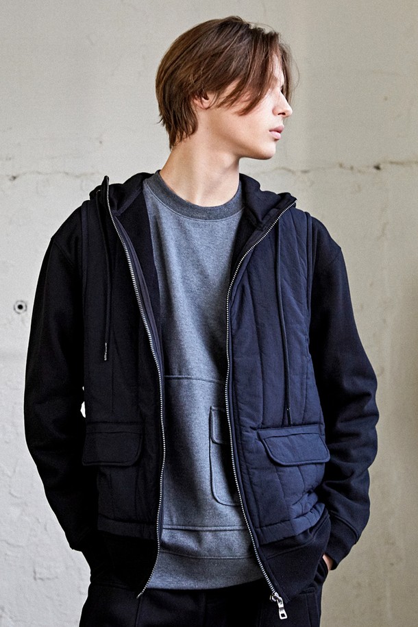 세로 퀼팅 패딩베스트 레이어드 후드집업은 헤비쭈리 소재로 제작되어 부드러운 촉감과 두꺼운 두께감으로 뛰어난 보온성을 제공합니다. 남성용으로, 겨울 및 간절기에 데일리룩과 캐주얼 스타일을 연출하기에 적합하며, 후드 스트링으로 자유로운 스타일 연출이 가능합니다. 2인치 간격의 세로 퀼팅과 오버핏 디자인은 스트릿 무드를 더하며, 레이어드 스타일을 완성하기 좋습니다. 바이오 워싱 가공으로 더욱 편안한 착용감을 선사하는 블랙 컬러의 후드집업입니다.
