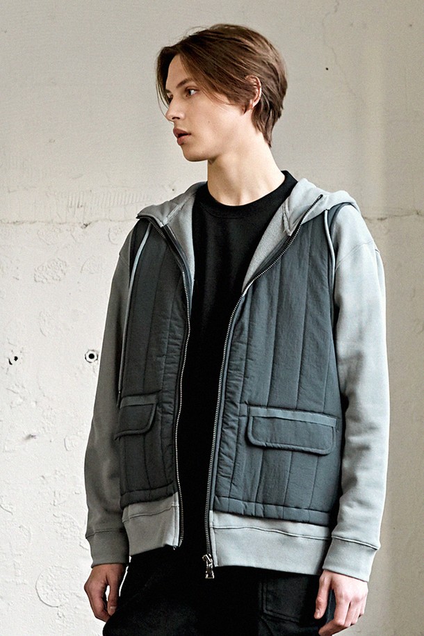 세로 퀼팅 패딩베스트와 헤비 쭈리 소재의 오버핏 후드집업이 레이어드된 남자 후드집업입니다. 겨울철 데일리룩, 캐주얼, 스트릿, 트레이닝웨어 등 다양한 스타일에 활용하기 좋습니다. 그레이 컬러에 2인치 세로 퀼팅 패턴과 하이넥 디자인이 특징이며, 3온스 패딩 충전재로 보온성을 높였습니다. 후드 스트링 디테일과 넉넉한 오버핏, 부드러운 촉감으로 편안한 착용감을 선사합니다. 캐주얼, 스트리트, 미니멀 스타일을 즐기는 남성에게 적합한 아이템입니다.
