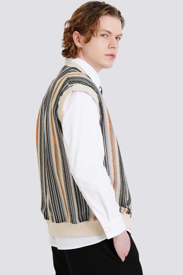 드랍숄더 선염 스트라이프 오버핏 베스트 CXS25FKVT801 ORA는 남녀 공용으로 착용 가능한 오렌지, 베이지, 블랙 컬러의 베스트입니다. 봄, 가을 계절에 어울리는 캐주얼, 베이직 스타일로, 드랍숄더 디자인과 오버핏으로 편안한 착용감을 제공합니다. 라운드넥에 민소매 기장으로 제작되었으며, 스트라이프 패턴이 돋보이는 아이템입니다. 동네 마실룩이나 봄 소풍룩에 매치하여 캐주얼, 미니멀, 클래식한 스타일을 연출할 수 있습니다. 레귤러 기장으로 다양한 하의와 쉽게 코디 가능합니다.
