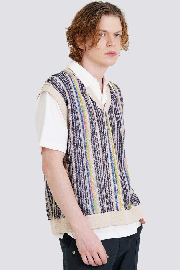 드랍숄더 선염 스트라이프 오버핏 베스트 CXS25FKVT801 GRN는 캐주얼, 미니멀, 클래식 스타일을 추구하는 남성을 위한 베스트입니다. 그린과 멀티 컬러의 스트라이프 패턴이 돋보이며, 봄, 가을에 착용하기 좋습니다. 부드러운 폴리에스테르, 스판덱스 혼방 소재로 제작되어 편안한 착용감을 선사합니다. 드랍숄더 디자인과 립 시보리, 밑단 부루종 라인, 활동성을 고려한 암홀 디자인으로 트렌디함을 더했습니다. 출근룩, 데이트룩 등 다양한 TPO에 활용 가능하며, 세미 오버핏으로 편안하게 연출할 수 있습니다.
