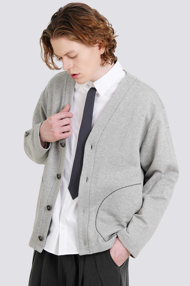 남자 호시자수 주머니 브이넥 프레피 가디건 CXS25FKCD910 MGY은 오피스룩, 데이트룩에 잘 어울리는 남성용 가디건입니다. 메란지 그레이 컬러의 면 소재로 제작되었으며, 봄, 가을에 착용하기 좋습니다. 세미 오버핏에 브이넥 디자인, 4버튼, 포켓 디테일, 배색 스티치 장식이 프레피, 클래식, 미니멀한 스타일을 연출합니다. 고밀도 헤비쥬리 원단과 바이오워싱 가공으로 부드러운 촉감을 선사하며, 신축성이 있어 편안하게 착용할 수 있습니다. 비침 걱정 없이 데일리룩으로 활용해보세요.
