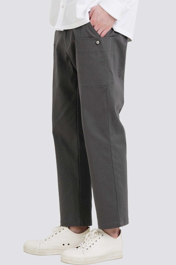 남자 아웃포켓 스트레이트핏 면스판 허리 E-밴드 팬츠 CXS25FWPT916 GRY는 부드러운 촉감의 면 스판 소재로 제작된 남성용 치노팬츠입니다. 그레이 및 블랙 두 가지 색상으로 출시되어 데일리, 캐주얼, 세미포멀, 직장, 여행 등 다양한 TPO에 활용 가능합니다. 사계절 착용 가능한 긴 기장의 스트레이트핏으로, 아웃포켓 디자인과 앞면 일반 오비, 뒷면 E-밴드 및 구찌주머니, 단추 디테일이 특징입니다. 은은한 광택감과 고급스러운 조직감은 캐주얼 및 미니멀, 클래식 스타일을 연출하여 여행룩과 출근룩에 모두 잘 어울립니다.
