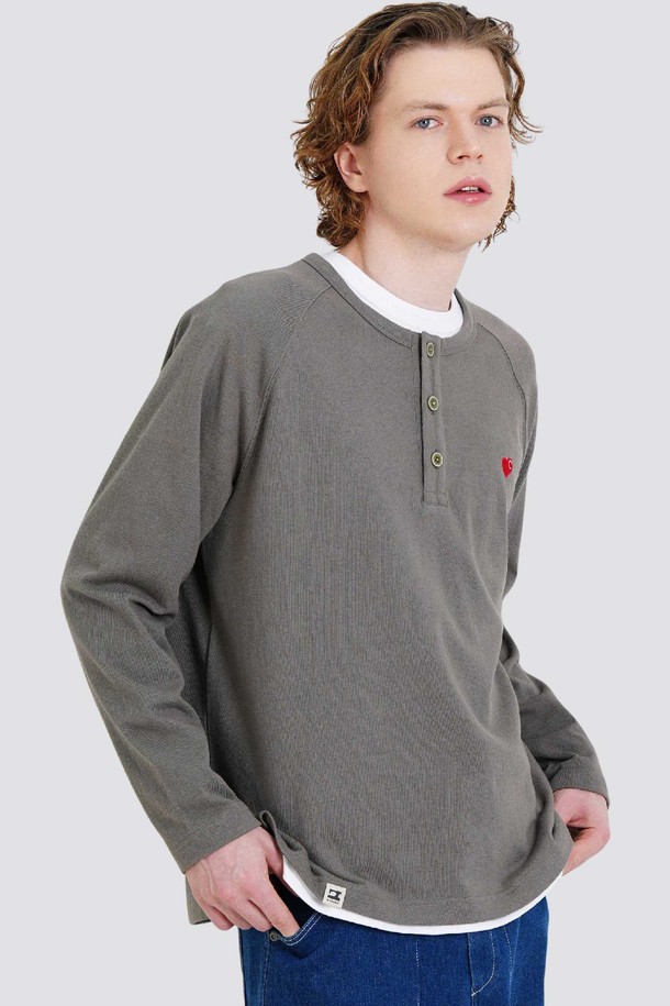 남자 뉴하트자수 헨리넥 라그랑 긴팔 티셔츠 CXS25FKRT921 KHA는 캐주얼하고 미니멀한 스타일의 남성 티셔츠입니다. 부드러운 면 소재로 제작되어 편안한 촉감을 제공하며, 봄, 가을에 착용하기 좋습니다. 헨리넥 디자인과 라그랑 소매가 특징이며, 카키 색상에 자수 무늬가 포인트로 들어가 있습니다. 산책룩, 캠핑룩 등 다양한 TPO에 활용 가능하며, 레귤러핏으로 제작되어 편안한 활동성을 보장합니다.
