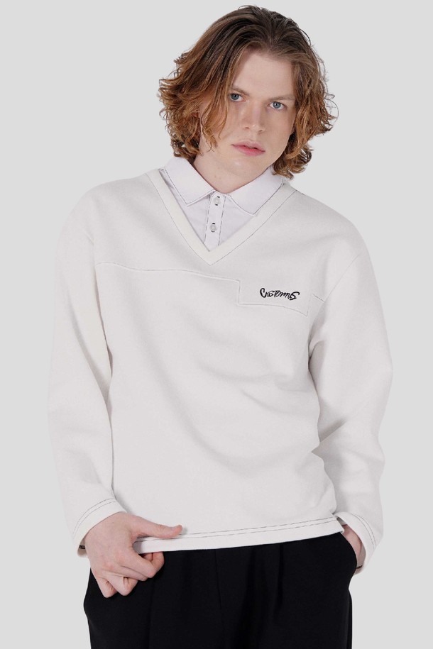 아이보리 컬러의 남자 셔츠 카라 레이어드 양면 PQ 로고 자수 긴팔 티셔츠입니다. 캐주얼, 미니멀 스타일로 일상 및 출근룩에 적합하며, 봄, 가을 시즌에 착용하기 좋습니다. 부드러운 면 소재로 제작되어 편안한 착용감을 선사하며, 레귤러 핏과 긴소매 기장으로 디자인되었습니다. 카라넥 디자인과 양면, 자수 디테일, 그리고 레이어드 스타일이 특징입니다. 레귤러 기장으로 다양한 하의와 매치하기 용이합니다.
