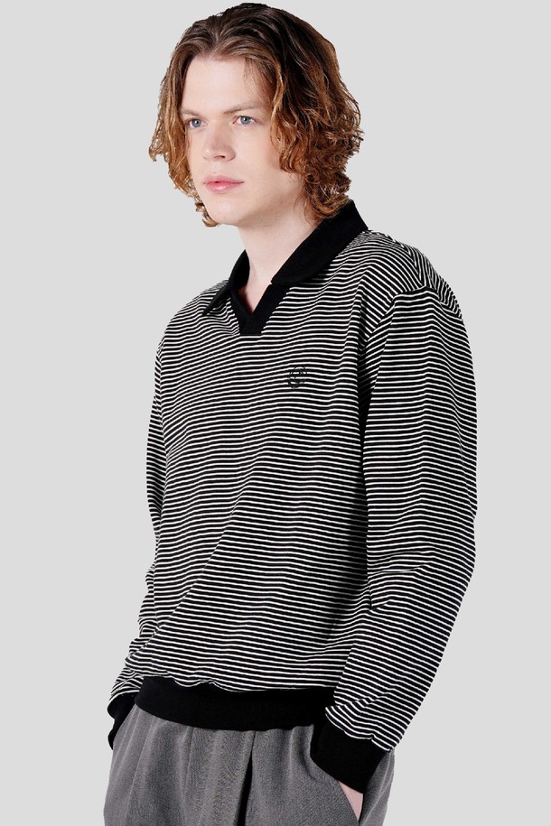 **카라배색 스트라이프 남자 긴팔 카라티셔츠 CXS25FKKT917 BLA**

베이직한 스타일의 남성용 긴팔 카라티셔츠입니다. 면 소재로 제작되어 부드러운 촉감을 선사하며, 봄, 가을에 적합한 두께감입니다. 블랙 컬러 바탕에 스트라이프 패턴이 돋보이며, 카라 부분의 배색 디테일이 포인트입니다. 레귤러핏으로 제작되어 편안한 착용감을 제공하며, 출근룩 및 비즈니스 캐주얼 스타일, 클래식, 미니멀, 캐주얼 스타일에 모두 잘 어울립니다.
