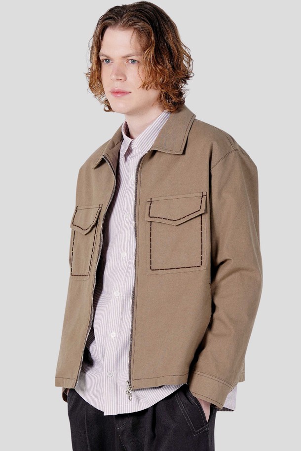 남자 호시 자수 포켓 집업 스텐카라 재킷 CXS25FWJK920 BEI는 가을, 겨울 시즌에 어울리는 남성용 아우터입니다. 베이지 컬러의 무지 디자인으로 캐주얼하고 베이직한 스타일을 연출하며, 출근룩과 모임룩에 활용하기 좋습니다. 루즈핏으로 편안한 착용감을 제공하며, 두꺼운 두께감과 긴 소매 기장으로 보온성을 더했습니다. 스탠카라 디자인과 포켓, 자수 디테일이 돋보이는 집업 스타일의 재킷입니다. 미니멀한 스타일을 선호하는 남성에게 적합합니다.
