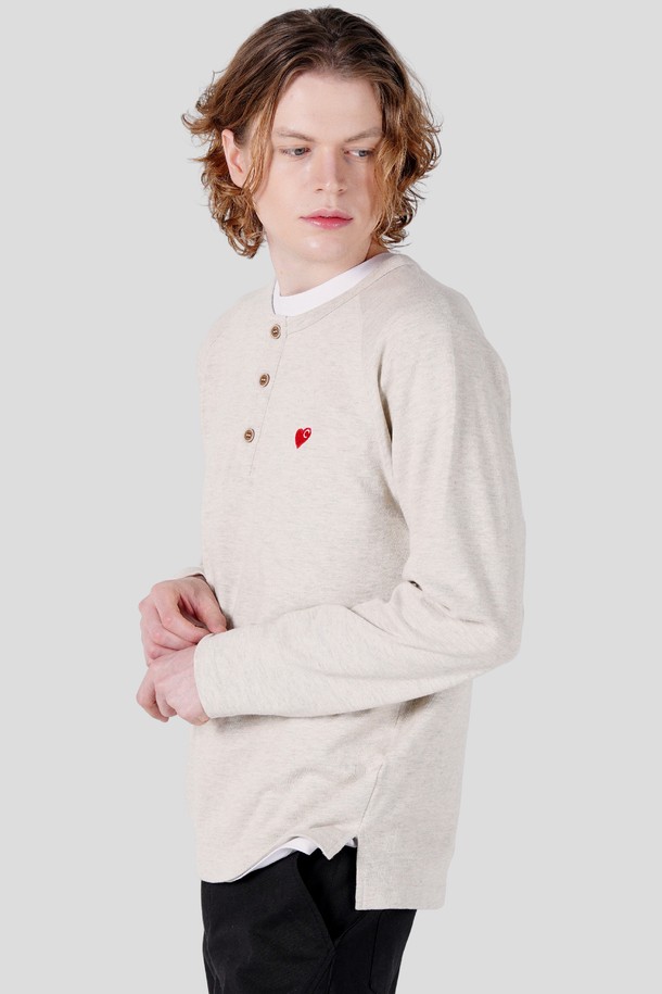 남성용 뉴하트 자수 헨리넥 라그랑 긴팔 티셔츠 CXS25FKRT921 OTM입니다. 부드러운 면 소재로 제작되어 편안한 착용감을 선사하며, 봄, 가을에 적합합니다. 캐주얼, 베이직 스타일을 기반으로, 헨리넥 디자인과 라그랑 소매가 특징입니다. OTM 컬러의 레귤러핏으로, 출근룩, 미니멀, 클래식 스타일 연출에도 용이합니다. 가슴 부분에는 뉴하트 자수 디테일이 포인트로 들어가 있습니다.
