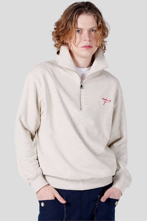 남자 로고 자수 하프 집업 스웻셔츠 CXS25FKKT918 OTM는 부드러운 면 소재로 제작되어 편안한 착용감을 선사합니다. 오트밀 컬러에 레귤러 핏으로, 캐주얼 및 베이직 스타일을 연출하기 좋습니다. 하프넥 디자인과 긴 소매 기장, 두꺼운 두께감으로 봄, 가을, 겨울철에 따뜻하게 입을 수 있습니다. 로고 자수 디테일이 돋보이며, 집업 스타일로 간편하게 착용 가능합니다. 미니멀하고 클래식한 스타일을 선호하는 남성에게 추천합니다.
