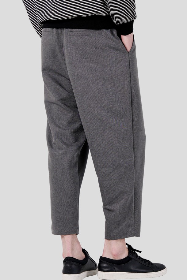 남자 원턱 배기핏 밴딩 팬츠 CXS25FWPTA03 GRY는 캐주얼, 미니멀, 클래식 스타일을 아우르는 남성용 바지입니다. 일상, 출근룩, 비즈니스 캐주얼에 적합하며 사계절 내내 활용 가능합니다. 루즈핏의 배기핏 디자인과 편안한 밴딩 허리, 원턱 디테일이 특징입니다. 그레이 컬러의 무지 디자인으로 다양한 상의와 쉽게 매치할 수 있습니다. 
