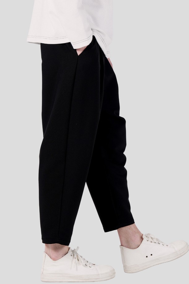 남자 원턱 배기핏 밴딩 팬츠 CXS25FWPTA03 BLA는 캐주얼 및 미니멀 스타일을 지향하는 남성용 바지입니다. 사계절 모두 착용 가능하며, 블랙 컬러의 무지 디자인으로 어떤 상의에도 잘 어울립니다. 편안한 배기핏에 밴딩 허리, 그리고 원턱 디테일이 더해져 활동성을 높였습니다. 넉넉한 핏과 편안함을 동시에 원하는 분들께 적합한 아이템입니다.
