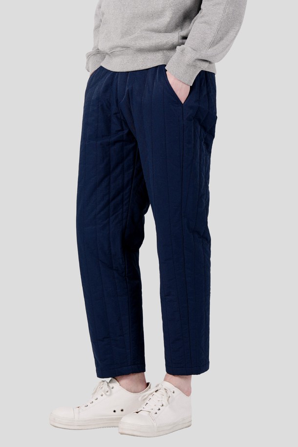 **퀼팅 E밴딩 팬츠 CFS23WWPTB06 네이비**는 겨울철 캐주얼, 미니멀, 클래식 스타일을 모두 아우르는 여성용 긴 바지입니다. 부드러운 촉감의 폴리에스테르 소재에 퀼팅 패턴으로 포인트를 주어 따뜻하고 세련된 느낌을 선사합니다. 레귤러핏으로 편안한 착용감을 제공하며, E밴딩 디테일이 더해져 활동성을 높였습니다. 넉넉하고 두꺼운 두께감으로 추운 날씨에도 따뜻하게 입을 수 있으며, 출근룩으로도 손색없는 활용도 높은 아이템입니다. 네이비 컬러로 어떤 상의와도 쉽게 매치하여 다양한 스타일을 연출할 수 있습니다.
