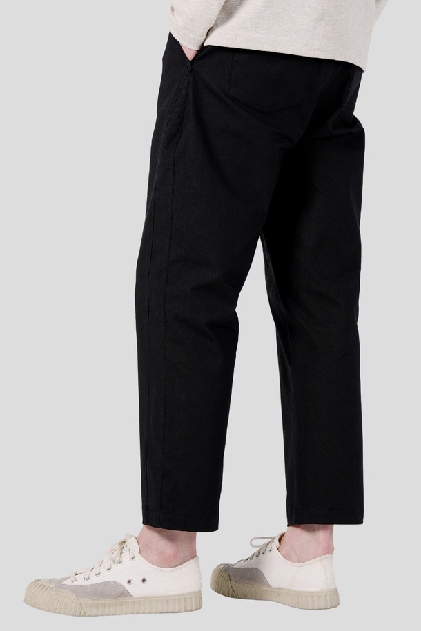 프린세스 라인 E밴딩 스트레이트 팬츠 CXS23WWPTA88 BRO는 남성을 위한 베이직하고 캐주얼한 스타일의 스트레이트 핏 팬츠입니다. 브라운과 그레이 두 가지 색상으로 제공되며, 일상 및 출근룩, 비즈니스 캐주얼에 적합합니다. 면과 스판덱스 혼방 소재로 제작되어 신축성이 뛰어나 편안한 착용감을 선사합니다. 허리 E밴딩 디테일과 프린세스 절개 라인으로 슬림한 핏을 연출하며, 캐주얼, 미니멀, 클래식한 스타일을 완성합니다.
