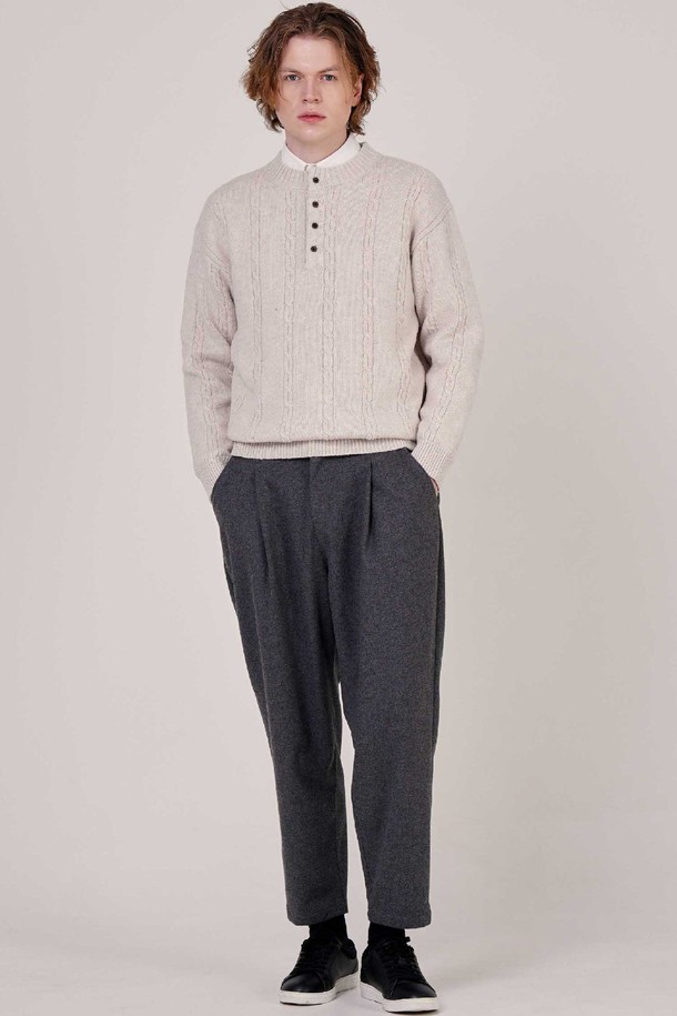 남자 울혼방 케이블 헨리넥 니트 CXS25WSRTC25 IVY는 베이직한 디자인으로 오피스룩, 비즈니스 캐주얼, 출근룩에 활용하기 좋은 남성용 니트입니다. 아이보리 컬러의 울혼방 소재로 제작되어 부드러운 촉감과 뛰어난 보온성을 제공하며, 두꺼운 두께감으로 겨울철에도 따뜻하게 착용할 수 있습니다. 헨리넥 디자인과 케이블 패턴이 특징이며, 세미 오버핏으로 편안한 착용감을 선사합니다. 로우 게이지 편직으로 제작되어 고급스러운 분위기를 더하며, 긴 소매 기장으로 활동성을 높였습니다.
