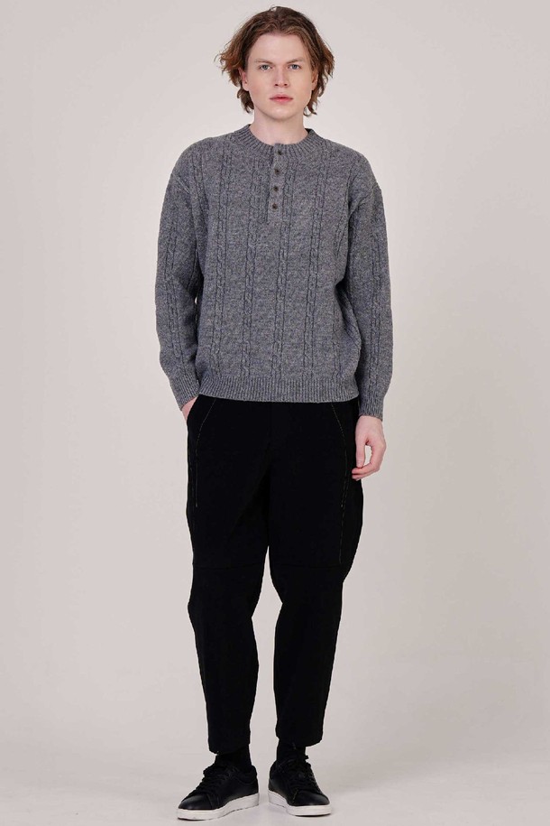 남자 울 혼방 케이블 헨리넥 니트 CXS25WSRTC25 GRY는 부드러운 촉감의 울 혼방 소재로 제작되어 겨울철에도 따뜻하게 착용할 수 있습니다. 아크릴, 폴리에스터, 울, 스판덱스의 혼방으로 제작되었으며, 특히 로우 게이지 편직과 유니크한 케이블 조직이 특징입니다. 헨리넥 디자인과 세미오버핏으로 클래식하면서도 트렌디한 스타일을 연출하며, 두꺼운 두께감으로 보온성을 높였습니다. 오피스룩, 출근룩, 데이트룩 등 다양한 TPO에 활용 가능하며, 어떤 스타일에도 잘 어울리는 활용도 높은 니트입니다. 긴 소매 기장의 레귤러 기장으로 제작되었습니다.
