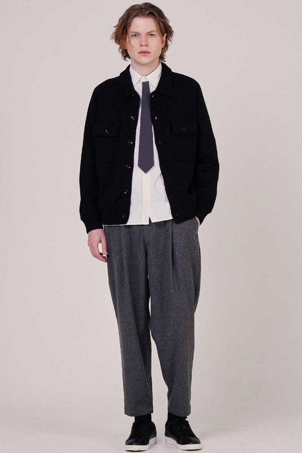 남자 쎄미오버핏 트러커 울니트 가디건 CXS25WSCDC24 BLA는 모던하고 프레피한 스타일을 연출하는 남성용 아우터입니다. 헤링본 패턴의 블랙 컬러, 두꺼운 울 소재, 부드러운 촉감으로 겨울철에 따뜻하고 포근하게 착용할 수 있습니다. 3게이지 두꺼운 니트와 드롭숄더 디자인으로 편안한 착용감을 제공하며, 레이어드 스타일링에도 용이합니다. 데일리룩, 오피스룩, 데이트룩 등 다양한 TPO에 활용 가능하며, 버튼 여밈 방식과 긴 소매 기장으로 클래식하면서도 미니멀한 무드를 더합니다.
