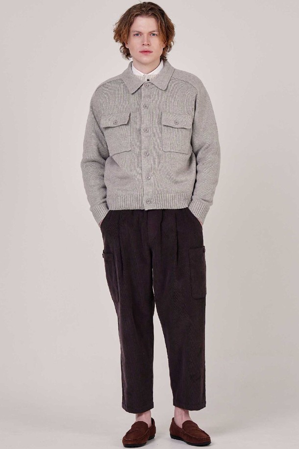 남자 쎄미오버핏 트러커 울니트 가디건 CXS25WSCDC24 BEI는 부드러운 촉감의 울과 폴리에스테르 혼방 소재로 제작되어 가을과 겨울에 따뜻하게 착용하기 좋은 니트 가디건입니다. 헤링본 패턴에 세미 오버핏 디자인으로 캐주얼하고 베이직한 스타일을 연출하며, 라글란 숄더, 드롭 숄더, 박스 포켓 디테일이 특징입니다. 데일리, 오피스, 데이트룩 등 다양한 TPO에 활용 가능하며, 버튼 여밈 방식으로 편안하게 착용할 수 있습니다. 변형 방지 기능과 스판덱스 보강 밑단으로 늘어짐 없이 오래 입을 수 있습니다.
