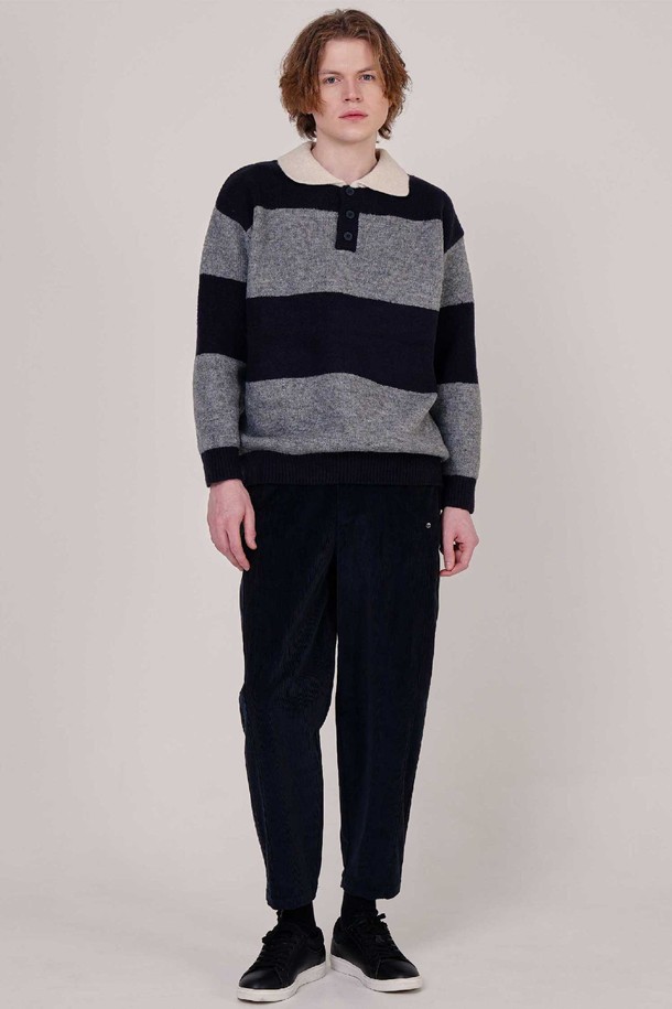 남자 울 혼방 단가라 럭비 카라 니트 CXS25WSKTC26 NAV는 네이비와 아이보리 컬러 배색의 세미오버핏 니트입니다. 두꺼운 두께감의 울 혼방 소재로 제작되어 부드러운 촉감을 선사하며, 겨울철 따뜻하게 착용할 수 있습니다. 볼드한 사이즈의 스트라이프 패턴과 배색 카라 디테일, 드랍숄더 디자인이 특징이며, 럭비 스타일의 캐주얼하고 베이직한 무드를 연출합니다. 데이트룩, 오피스룩 등 다양한 TPO에 활용 가능하며, 몸판 밑단과 소매단의 배색 처리로 포인트를 더했습니다.
