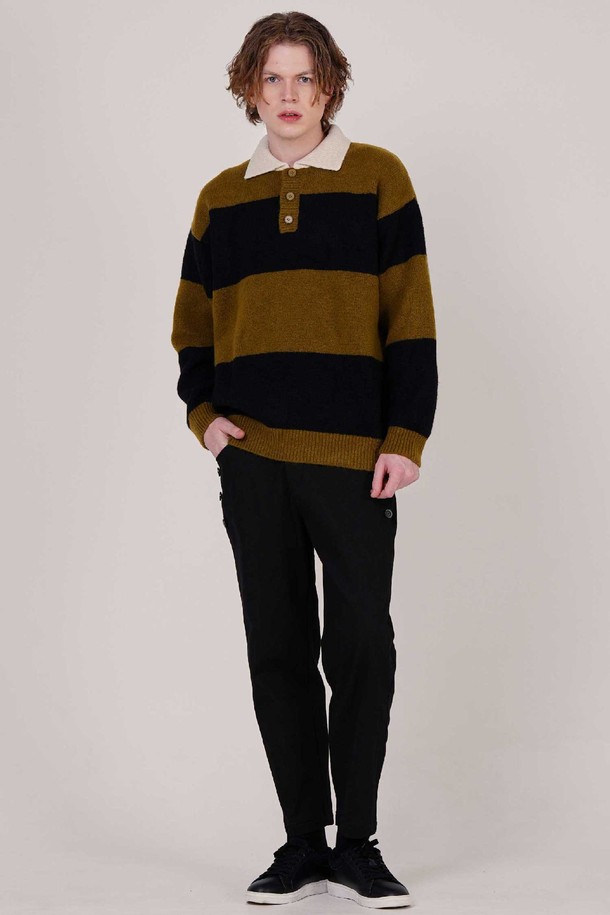 남자 울 혼방 단가라 럭비 카라 니트 CXS25WSKTC26 KHA는 캐주얼과 베이직 스타일을 선호하는 남성을 위한 겨울철 필수 아이템입니다. 카키와 블랙 두 가지 색상으로 출시되어 다양한 코디에 활용할 수 있으며, 데이트룩, 오피스룩 등 TPO에 맞춰 폭넓게 연출 가능합니다. 울, 폴리에스터, 스판덱스 혼방 소재로 제작되어 부드러운 촉감과 뛰어난 신축성을 자랑하며, 두꺼운 두께감으로 따뜻함을 더합니다. 세미 오버핏에 긴 소매 기장, 배색 카라 디테일, 몸판 및 소매 밑단 밴딩 처리로 트렌디한 디자인을 완성했습니다. 비침 걱정 없이 편안하게 착용할 수 있는 단가라 럭비 카라 니트는 당신의 겨울 스타일을 한층 업그레이드해 줄 것입니다.
