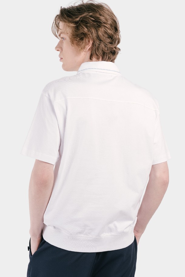 깔끔한 화이트 컬러의 남성용 반팔 카라 티셔츠입니다. 면 소재의 레귤러핏으로 제작되어 봄, 여름철 편안하게 착용 가능하며, 베이직한 디자인에 호시 디테일로 포인트를 더했습니다. 심플하면서도 세련된 프레피 스타일을 연출하기 좋은 데일리 아이템입니다.
