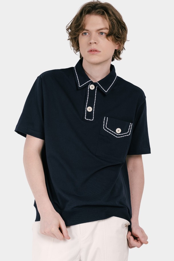 네이비 컬러의 남성용 프레피 스타일 반팔 카라 티셔츠입니다. 부드러운 면 소재로 제작되어 봄, 여름철에 편안하게 착용하기 좋으며, 레귤러핏으로 제작되어 부담 없이 즐겨 입을 수 있습니다. 카라 스티치 디테일이 돋보이는 캐주얼한 디자인으로, 일상복으로 활용하기 좋습니다.
