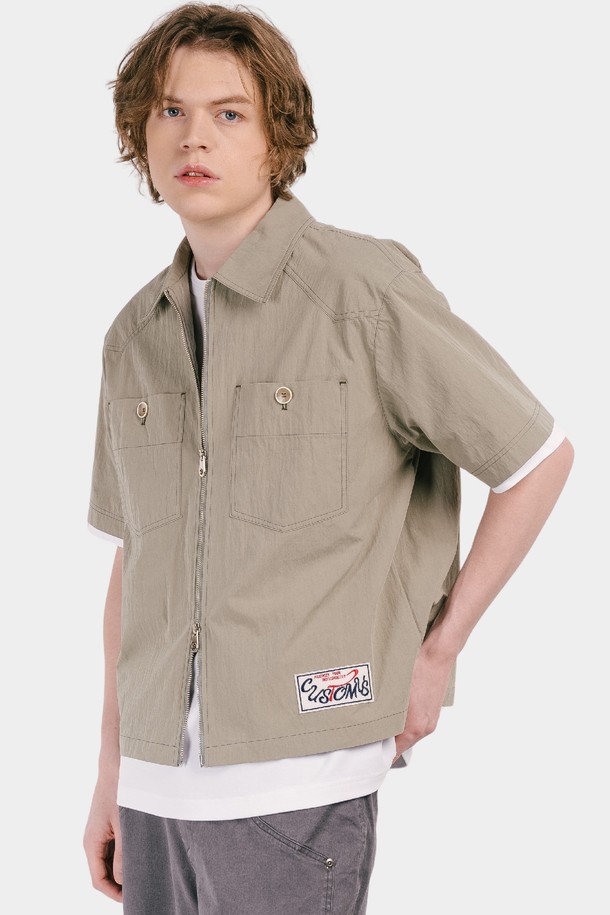 엣지 요크 투웨이 세미오버핏 남성 반팔 집업 셔츠는 면과 나일론 혼방 소재로 제작되어 부드러운 촉감과 뛰어난 내구성을 자랑합니다. 봄, 여름, 초가을까지 활용 가능한 데일리 아이템으로, 가슴 포켓과 배색 스티치, 밑단 트임 디테일이 캐주얼한 멋을 더합니다. 투웨이 지퍼와 자수 로고 와펜, 네이비/레드 자수 배색 포인트가 돋보이며 구김이 적고 형태감이 좋아 편안하게 착용할 수 있습니다.
