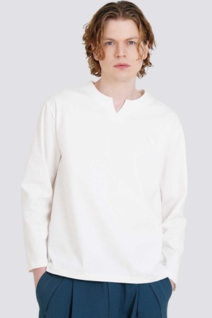 남자 V슬릿 넥라인 하트로고자수 긴팔 티셔츠 CXS25FKRT903 IVY