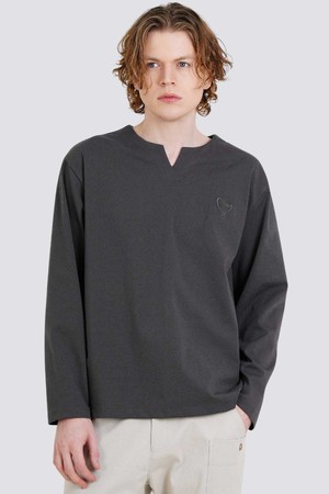 남자 V슬릿 넥라인 하트로고자수 긴팔 티셔츠 CXS25FKRT903 GRY