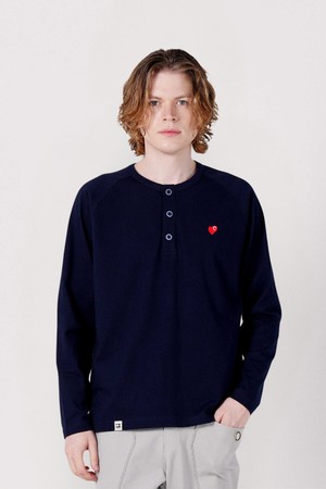 남자 뉴하트자수 헨리넥 라그랑 긴팔 티셔츠 CXS25FKRT921 NAV