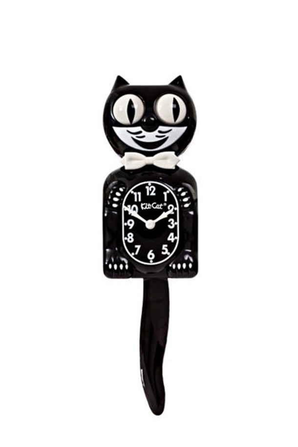 깜찍한 고양이 모양의 [킷캣클락] 보이_블랙 벽시계입니다. 플라스틱 소재, 블랙 컬러에 19cm x 14cm 사이즈로, 움직이는 꼬리와 보타이 장식이 돋보이는 디자인입니다. 시계 기능과 꼬리 움직임 기능을 갖췄으며, C형 건전지 2개로 작동하고 벽걸이형으로 설치 가능하며, 최소한의 소음과 벽걸이 각도에 따른 작동이 특징입니다.
