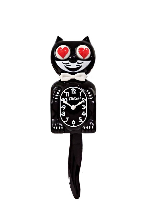 깜찍한 고양이 모양에 하트 눈이 돋보이는 [킷캣클락] 보이_블랙하트 벽시계입니다. 블랙 색상의 플라스틱 소재로 제작되었으며, 37cm x 22cm x 17cm 크기로 벽에 걸거나(기본) 스탠드형(옵션)으로도 사용 가능합니다. 꼬리가 움직이는 사랑스러운 디자인에 시계 기능까지 갖춰 인테리어와 홈데코 용도로 활용하기 좋으며, C형 건전지 2개로 작동합니다.
