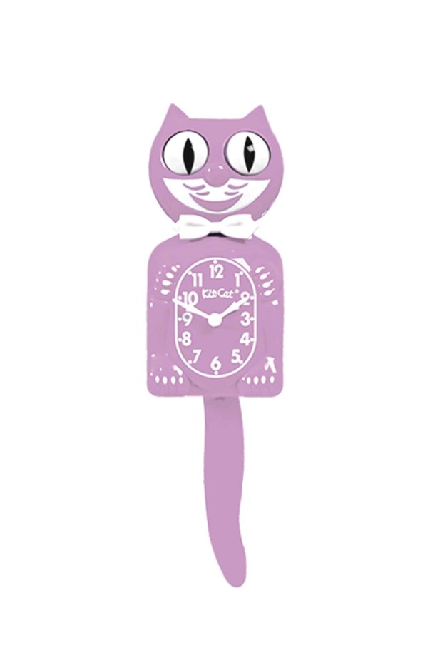 [킷캣클락] 보이_파스텔라일락은 파스텔 라일락 색상의 고양이 모양 벽시계입니다. 플라스틱 소재로 제작되었으며, 40cm x 22cm x 17cm의 크기를 자랑합니다. 움직이는 꼬리와 무소음 작동 기능, 보타이 장식이 특징이며, C형 건전지 2개로 작동합니다.
