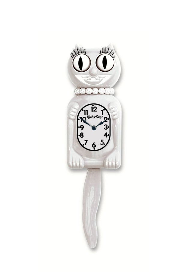 깜찍한 고양이 모양의 [킷캣클락] 레이디_화이트 벽시계입니다. 75cm 크기의 화이트 플라스틱 소재로 제작되었으며, 꼬리가 움직이는 사랑스러운 디자인이 돋보입니다. 긴 속눈썹과 목걸이 장식으로 포인트를 더했으며, 인테리어 및 홈데코 용도로 활용하기 좋습니다. 건전지(C형 2개)로 작동하며 자석 동작 방식으로 움직임을 구현하며, 벽걸이형으로 설치 가능합니다.

