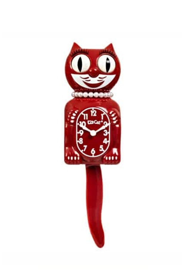 [킷캣클락] 레이디_체리는 체리레드 컬러의 플라스틱 소재로 제작된 여성용 벽시계/탁상시계입니다. 귀여운 고양이 디자인과 목걸이 장식, 움직이는 꼬리가 특징이며, 40cm x 22cm x 17cm 크기로 인테리어와 홈데코 용도로 활용하기 좋습니다. C형 건전지 2개로 작동하며, 벽걸이와 스탠드형으로 모두 사용할 수 있습니다.

