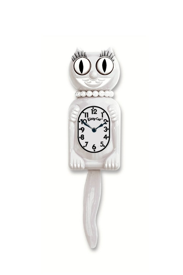 사랑스러운 키티 캐릭터 디자인이 돋보이는 [킷캣클락] 키티_레이디_화이트 벽시계입니다. 플라스틱 소재의 화이트 컬러로, 캐주얼하고 키치한 스타일을 연출하며, 귀여운 눈썹과 목걸이 디테일이 돋보입니다. 75cm x 19cm x 14cm 사이즈에, 움직이는 꼬리와 저소음 기능으로 일상에 즐거움을 더하며, AA 건전지 1개로 작동하고 선물 패키지로도 제공되어 실용성과 선물로서의 가치를 모두 갖추었습니다.

