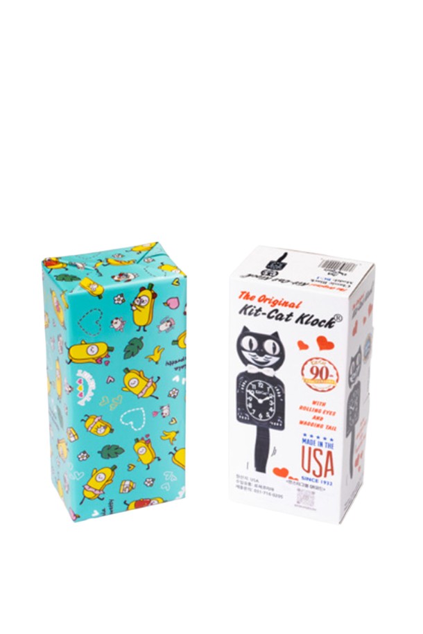 [킷캣클락] 선물 포장은 인테리어와 선물용으로 활용하기 좋은 제품입니다. 아크릴 소재로 제작되었으며, 스탠드형과 벽걸이형으로 모두 사용할 수 있어 공간 활용도가 높습니다. 선물 포장 디자인이 적용되어 있어 특별한 날을 위한 선물로 안성맞춤이며, 아크릴 스탠드 옵션을 통해 더욱 돋보이게 연출할 수 있습니다.
