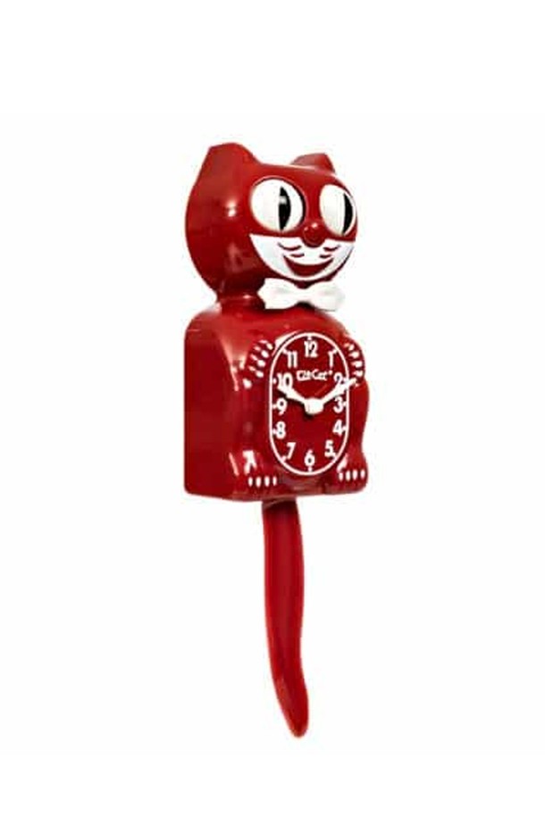 깜찍한 고양이 디자인의 [킷캣클락] 보이_체리 벽시계입니다. 체리레드 색상의 플라스틱 소재로 제작되었으며, 보타이 장식과 움직이는 꼬리가 돋보이는 키치한 스타일의 제품입니다. 저소음으로 작동하며, C타입 배터리 2개로 구동되어 홈데코 인테리어 소품으로 활용하기 좋습니다.
