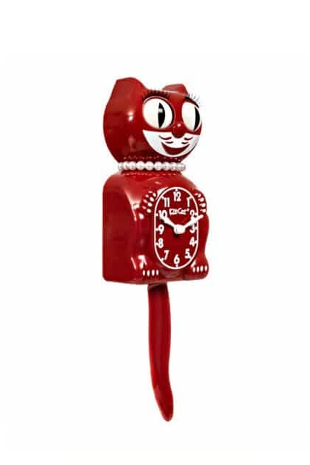 [킷캣클락] 레이디_체리는 체리레드 컬러의 플라스틱 소재로 제작된 여성용 벽시계/탁상시계입니다. 귀여운 고양이 디자인과 목걸이 장식, 움직이는 꼬리가 특징이며, 40cm x 22cm x 17cm 크기로 인테리어와 홈데코 용도로 활용하기 좋습니다. C형 건전지 2개로 작동하며, 벽걸이와 스탠드형으로 모두 사용할 수 있습니다.
