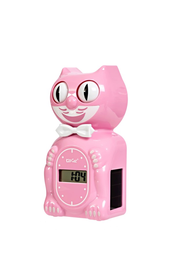 [킷캣클락] 솔라 핑크는 귀여운 고양이 캐릭터 디자인의 스탠드형 디지털 시계입니다. 핑크색 플라스틱 소재로 제작되었으며, 태양광 및 건전지 전원을 사용합니다. 깜빡이는 눈과 움직이는 꼬리, 디지털 디스플레이, 알람 기능, 소음 조절 기능, 그리고 한글 설명서를 포함하여 실내에서 편리하게 사용할 수 있습니다.
