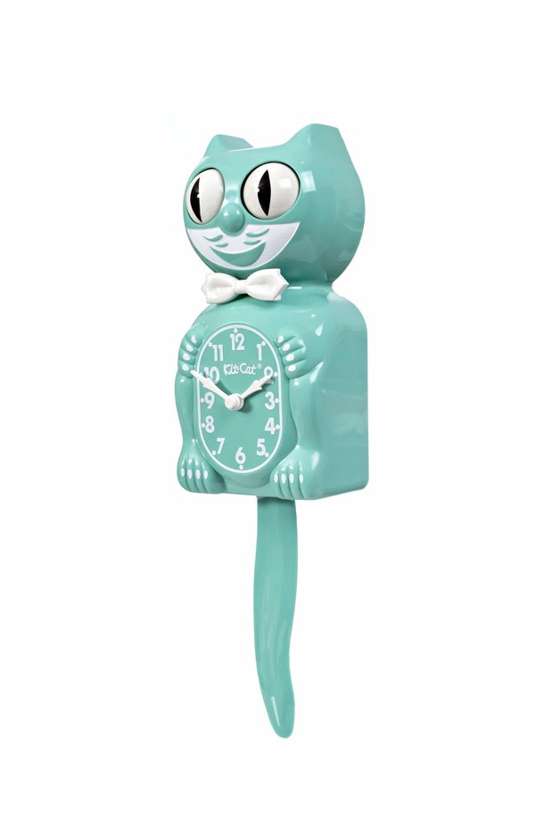 [킷캣클락] 보이_오션블루는 깜찍한 고양이 디자인과 오션블루 컬러가 돋보이는 벽시계입니다. 움직이는 꼬리 메커니즘이 적용되어 키치하고 유쾌한 분위기를 연출하며, 저소음 설계로 편안한 일상생활을 돕습니다. 벽걸이형, 스탠드형 모두 설치 가능하며, C건전지 2개로 작동하는 40cm 크기의 플라스틱 시계입니다.
