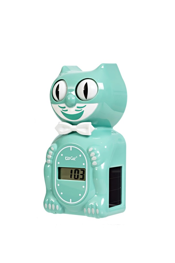 [킷캣클락] 솔라 오션블루 디지털시계는 플라스틱 소재에 오션블루 색상을 적용하여 산뜻한 디자인을 자랑합니다. 태양광 충전 방식으로 작동하며, 실내 조명에서도 충전이 가능하여 편리합니다. 귀여운 움직이는 눈 디자인과 알람 기능, 한글 매뉴얼을 통해 실용성을 더한 스탠드형 시계입니다.
