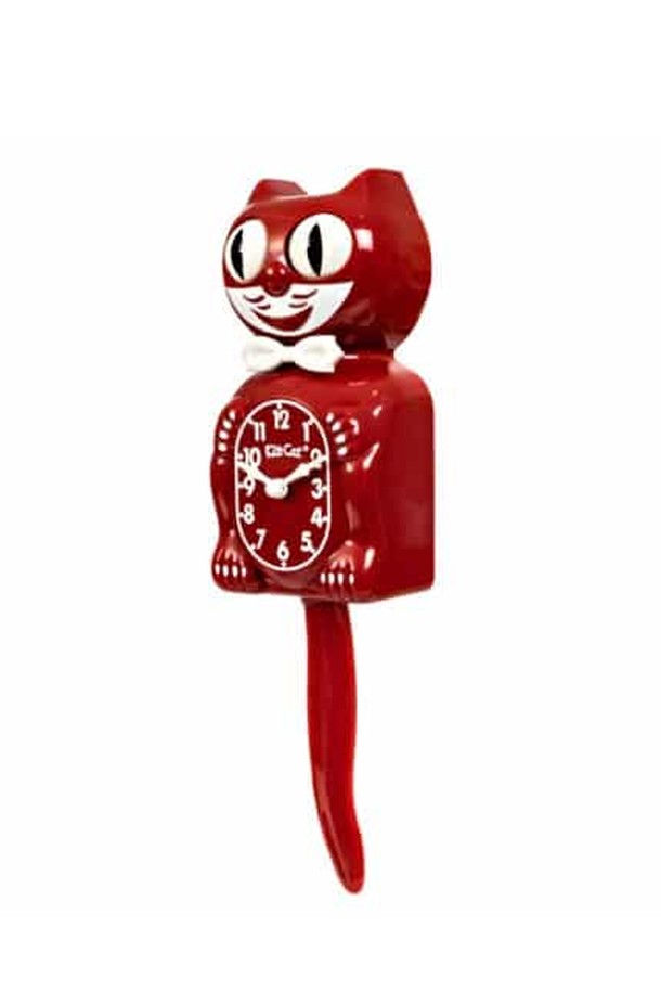 깜찍한 고양이 디자인의 [킷캣클락] 보이_체리 벽시계입니다. 체리레드 색상의 플라스틱 소재로 제작되었으며, 보타이 장식과 움직이는 꼬리가 돋보이는 키치한 스타일의 제품입니다. 저소음으로 작동하며, C타입 배터리 2개로 구동되어 홈데코 인테리어 소품으로 활용하기 좋습니다.
