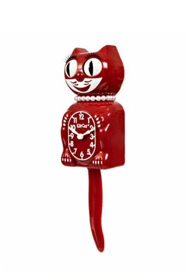 [킷캣클락] 레이디_체리는 체리레드 컬러의 플라스틱 소재로 제작된 여성용 벽시계/탁상시계입니다. 귀여운 고양이 디자인과 목걸이 장식, 움직이는 꼬리가 특징이며, 40cm x 22cm x 17cm 크기로 인테리어와 홈데코 용도로 활용하기 좋습니다. C형 건전지 2개로 작동하며, 벽걸이와 스탠드형으로 모두 사용할 수 있습니다.
