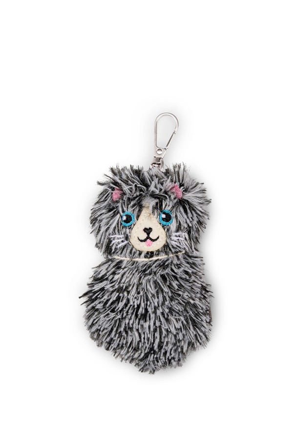 [비튼] 키프렌드 키링은 털 소재로 제작된 소형 키링입니다. 귀여운 캐릭터 디자인과 퍼 장식이 더해져 애착 인형 스타일을 연출하며, 가방 장식이나 차키 액세서리로 활용하기 좋습니다. 그레이 컬러로 출시되어 어떤 가방에도 잘 어울리며, 휴대하기 편한 사이즈로 일상에서 부담없이 사용할 수 있습니다.
