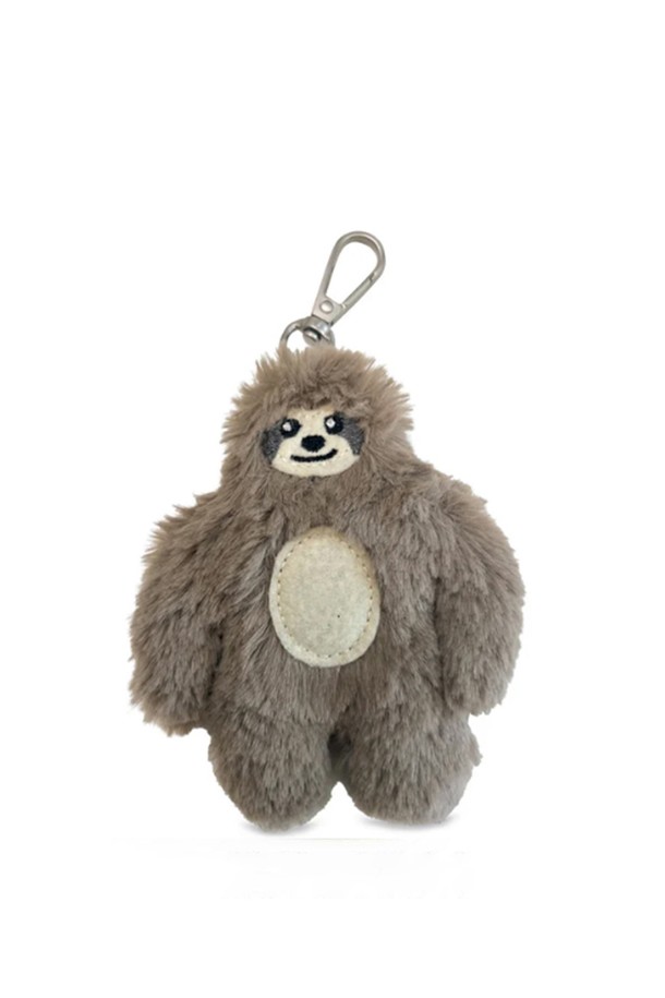 [비튼] 키프렌드 키링은 부드러운 털 소재의 귀여운 캐릭터 디자인으로, 브라운과 베이지 두 가지 색상으로 만나볼 수 있습니다. 가방이나 자동차 키에 걸어 나만의 개성을 표현할 수 있는 스몰 사이즈의 장식용 키링입니다. 사계절 내내 부드러운 촉감과 함께 캐주얼하고 귀여운 스타일을 연출해보세요.
