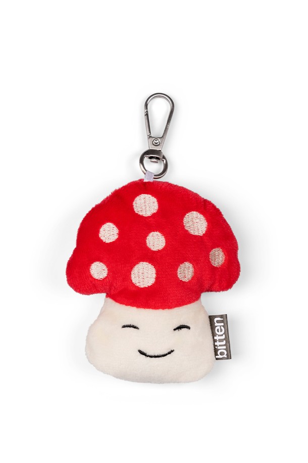 [비튼] 키프렌드 키링은 귀여운 버섯 캐릭터 디자인의 소형 키링입니다. 부드러운 폴리에스테르 소재로 제작되었으며, 레드와 화이트 두 가지 색상의 도트 무늬로 포인트를 더했습니다. 가방 장식이나 키홀더로 활용하여 개성 넘치는 스타일을 연출할 수 있습니다.
