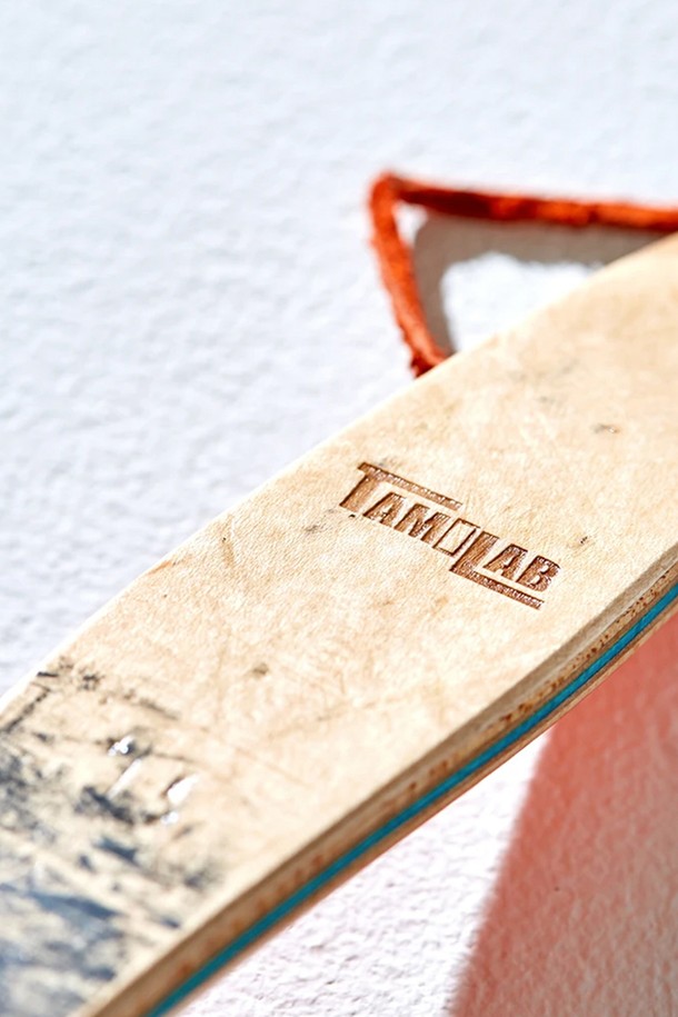 [타미랩] 데크 구두주걱은 스케이트보드 데크를 재활용하여 핸드메이드로 제작된 구두주걱입니다. 메이플 소재로 제작되었으며, 55~60cm 길이, 3.8cm 너비, 1cm 두께에 90~100g 무게로 제작되었습니다. 스케이트보드 그래픽과 스크래치 무늬의 유니크한 디자인과 뛰어난 내구성을 자랑하며, 신발 관리에 도움을 줍니다.
