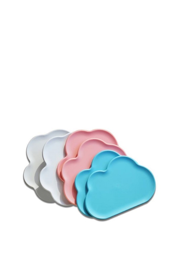 [퀄리디자인] 구름 컵받침 6P는 친환경 소재인 ABS, 천연고무, 목분을 사용하여 만든 구름 모양 디자인의 컵받침입니다. 흡습 및 생활 방수 기능을 갖춘 이 컵받침은 컵받침 뿐 아니라 디저트 플레이트로도 활용 가능하며, 100% 재활용 가능한 BPA free 제품입니다. 그린 색상의 컵받침은 W119 x L84 x H5 mm 사이즈로 6개씩 구성되어 있습니다.
