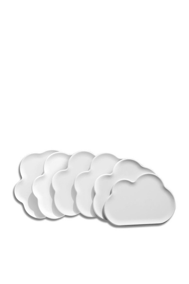 [퀄리디자인] 구름 컵받침은 그린 색상의 구름 모양 디자인으로, ABS 수지, 천연고무, 목분 등의 친환경 소재로 제작되었습니다. 6개 세트로 구성되어 있으며, 컵받침은 물론 간식 접시로도 활용 가능하며 수분 흡수 기능으로 테이블을 보호합니다. 재활용 소재 사용으로 인한 미세 스크래치가 있을 수 있습니다.
