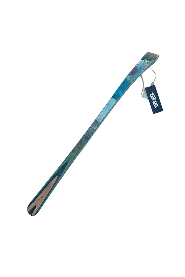 [타미랩] 데크 구두주걱은 스케이트보드 데크를 재활용하여 핸드메이드로 제작된 구두주걱입니다. 메이플 소재로 제작되었으며, 55~60cm 길이, 3.8cm 너비, 1cm 두께에 90~100g 무게로 제작되었습니다. 스케이트보드 그래픽과 스크래치 무늬의 유니크한 디자인과 뛰어난 내구성을 자랑하며, 신발 관리에 도움을 줍니다.
