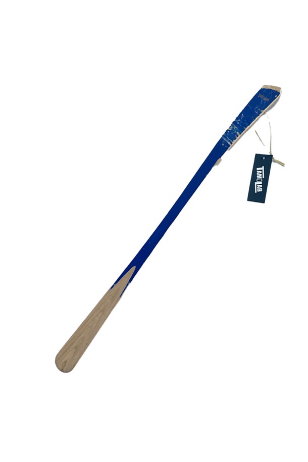 [타미랩] 데크 구두주걱은 스케이트보드 데크를 재활용하여 핸드메이드로 제작된 구두주걱입니다. 메이플 소재로 제작되었으며, 55~60cm 길이, 3.8cm 너비, 1cm 두께에 90~100g 무게로 제작되었습니다. 스케이트보드 그래픽과 스크래치 무늬의 유니크한 디자인과 뛰어난 내구성을 자랑하며, 신발 관리에 도움을 줍니다.
